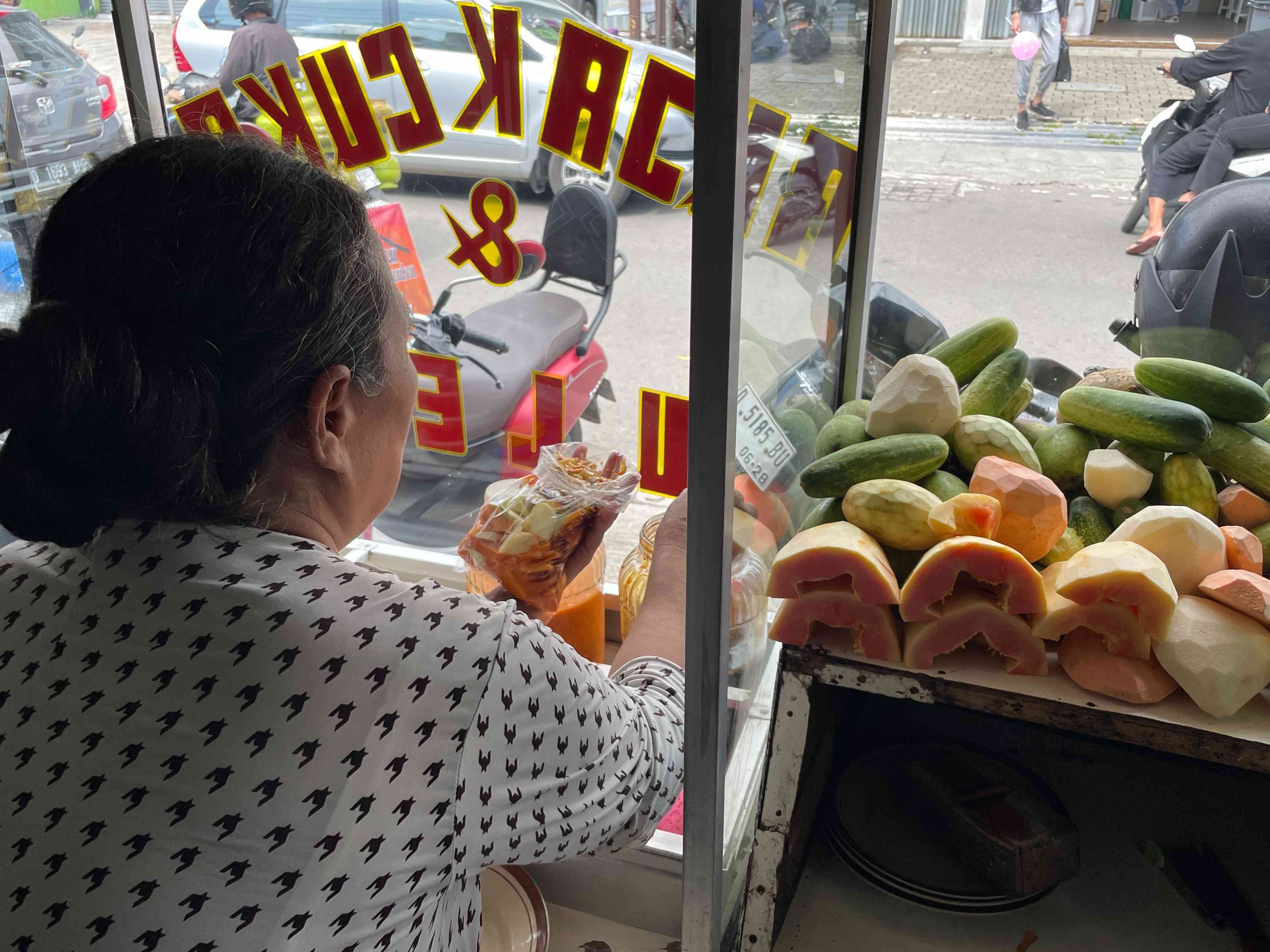 Dokumentasi pribadi. Seorang pedagang rujak di kawasan Metro Margahayu Raya Bandung sedang menyiapkan pesanan pelanggannya pada Jumat (21/04).