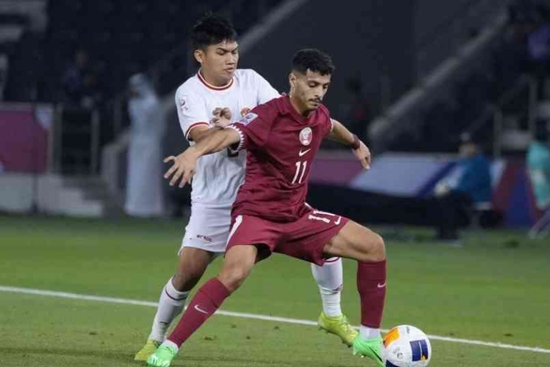 Witan Sulaeman mencoba merekrut bola dari kaki Abdullah Al-Yazidi di laga Qatar U-23 vs Indonesia U-23, Senin (16/4/2024) (c) Dok. PSSI