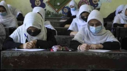 Perempuan yang belajar di Sekolah (cnnindonesia.com)