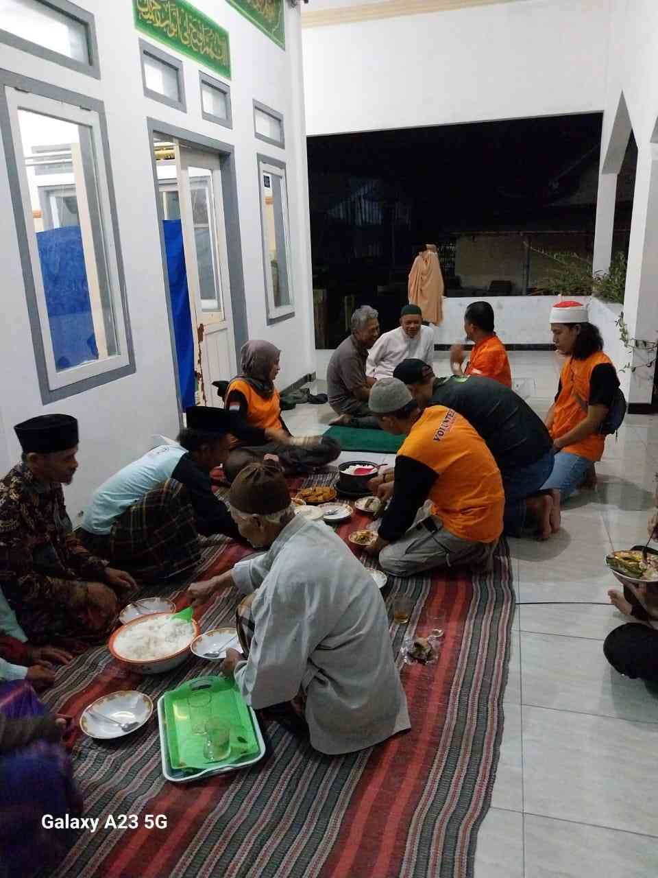 Menikmati buka puasa bersama warga Kamar A (dokpri)