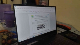 Laptop mahasiswa yang sedang menganalisa tugas di kediaman neneknya saat libur Idulfitri/dokpri