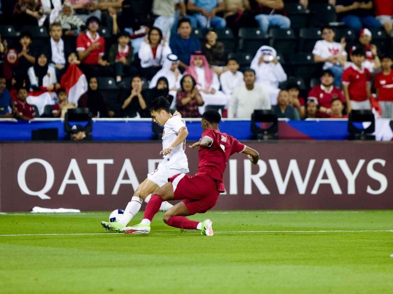 Duel Witan Sulaiman lawan pemain Qatar dalam fase grup Piala AFC U23 (Sumber gambar: pssi.org)