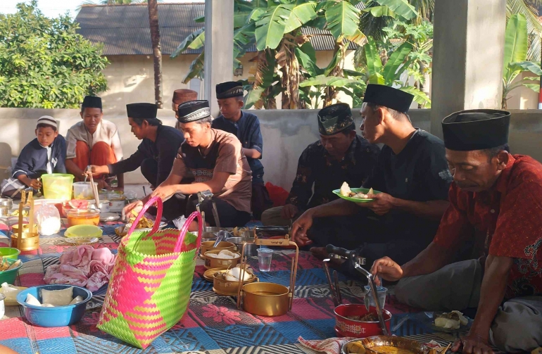 Masyarakat Menyantap Bekal Dalam Tradisi Bakdo Kupat. (Sumber: Agustian Deny Ardiansyah/Dokpri)