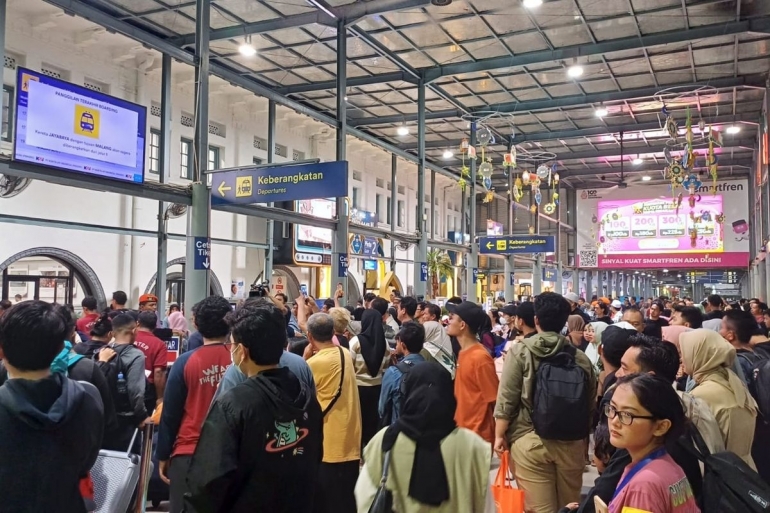 Suasana arus balik di Stasiun Pasar Senen, Jakarta Pusat, Minggu (14/4/2024).(KOMPAS.com/Dzaky Nurcahyo)