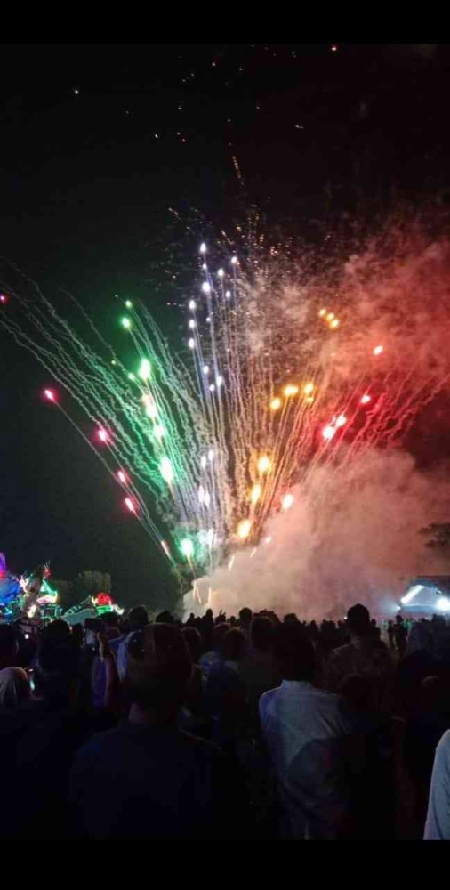 Pertunjukkan pesta kembang api ratusan juta pada malam takbiran di lapangan Desa Kutuk Kudus, (Sumber: Dokumentasi Pribadi).