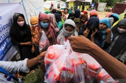 Para Pengungsi menerima Bantuan Kemanusiaan (www.antaranews.com)