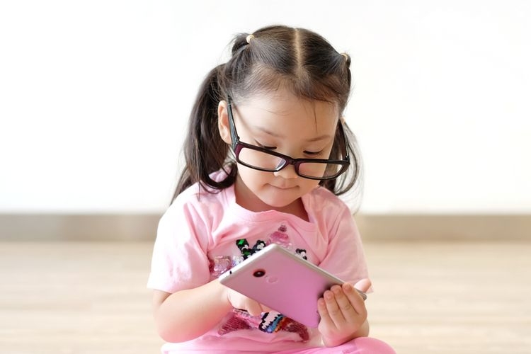 Ilustrasi anak dan gadget. (Shutterstock via Kompas.com)