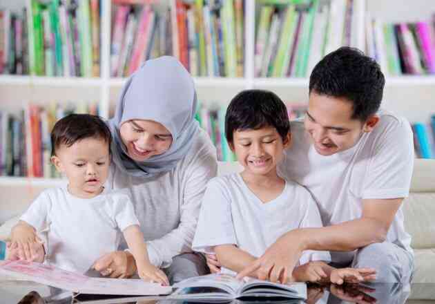 Ilustrasi orang tua sedang mendampingi belajar anaknya | Sumber gambar: rizkybarokah.co.id