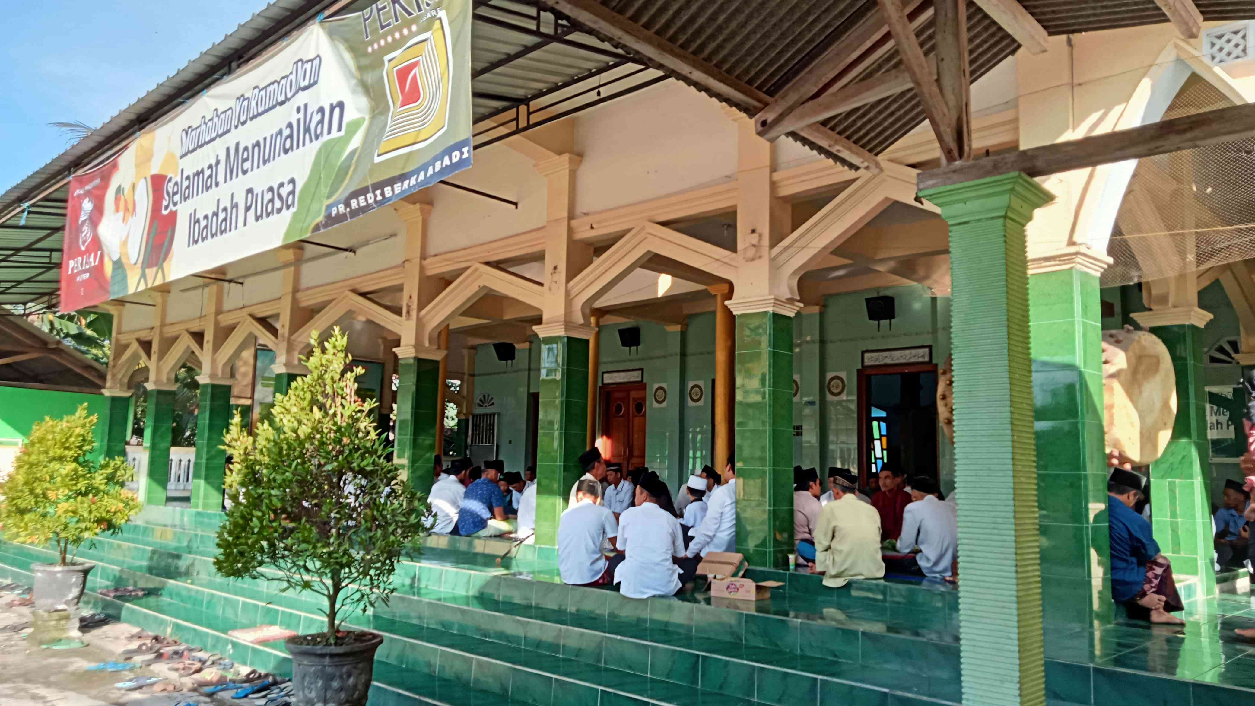 suasana genduren setelah sholat id (dokumen pribadi)