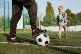 Ayah dan anak bermain bola. (Freepik.com)