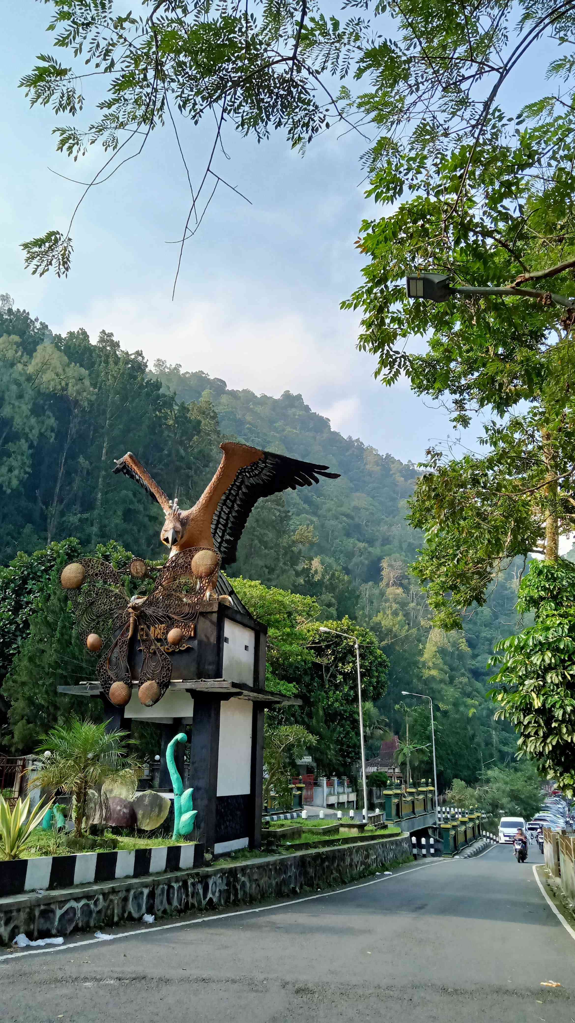 Foto Patung Elang dibagian depan Tempat Wisata Tlogo Putri (Sumber : Dokumen Pribadi)