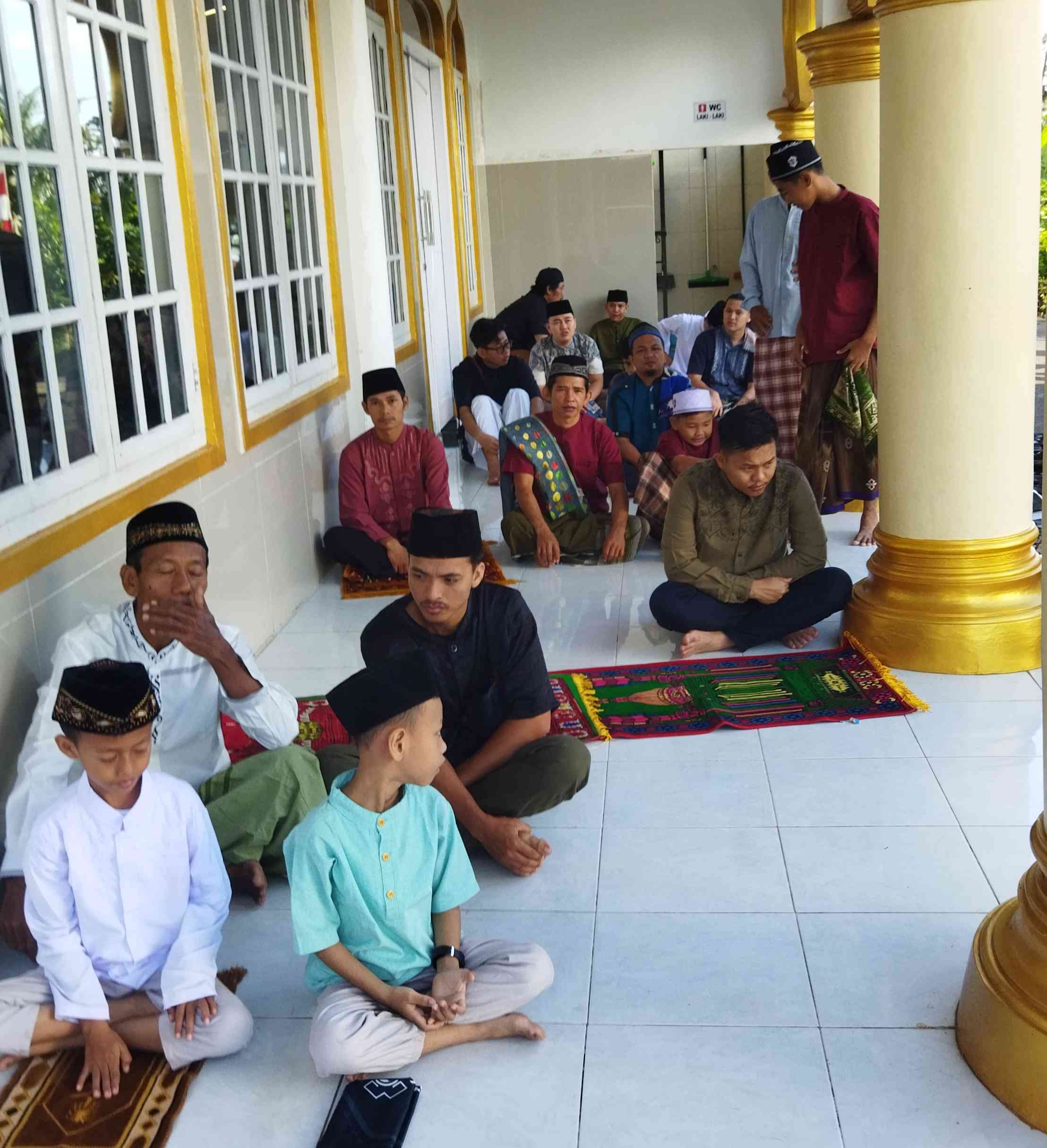 Jema'ah solat id 1 syawal 1445 H. meluber sampai keserambi Masjid.  sumber foto : dokumen pribadi. 