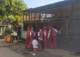 Siswa SDN Cikancung 3 Kabupaten Bandung dengan Seragam Putih Merah (Foto: Dok. Pribadi)