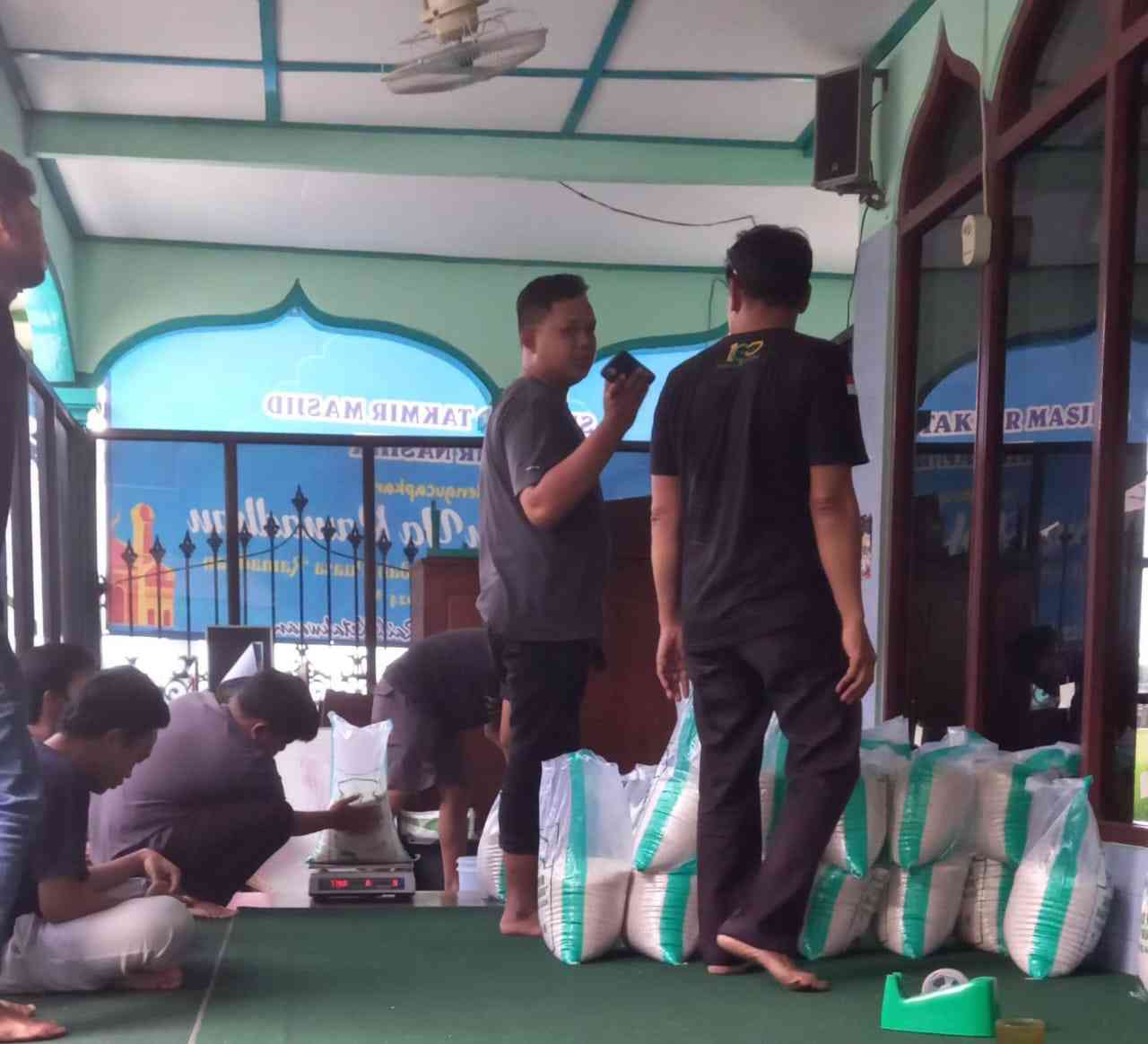 Proses penimbangan zakat (Sumber gambar: Dokumen Seva Hafta) 