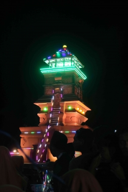 Salah satu mainan berbentuk Menara Kudus yang dibuat dan diarak untuk memeriahkan Takbir Keliling Desa Kutuk 2024, (sumber: Dokumentasi Pribadi)