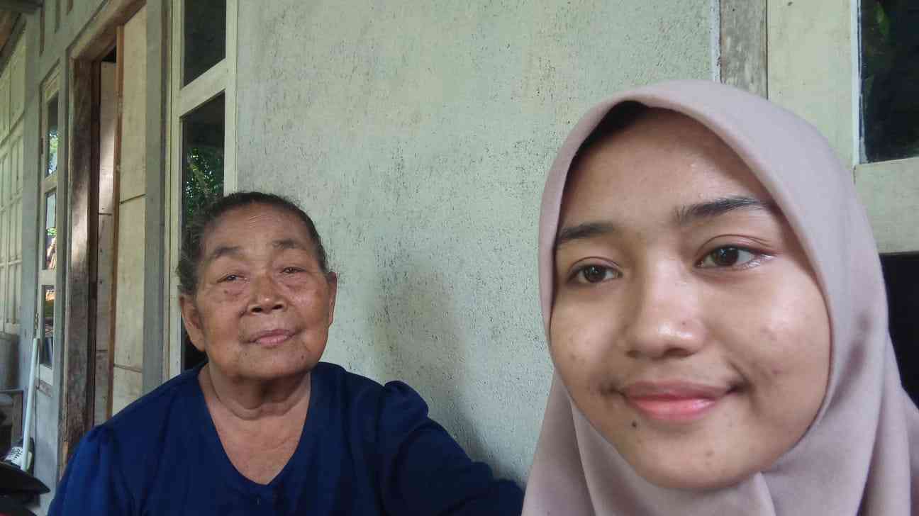 Kompasiana.com - Foto selfie dengan Mbah Tugiyem, Selasa (16/4/2024). (Dokumentasi pribadi/Elsa Arta Prayogo)