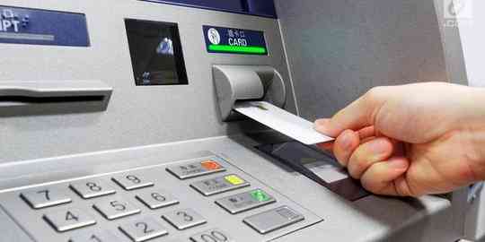 Ilustrasi Pengambilan Uang Di ATM (Sumber: merdeka.com)
