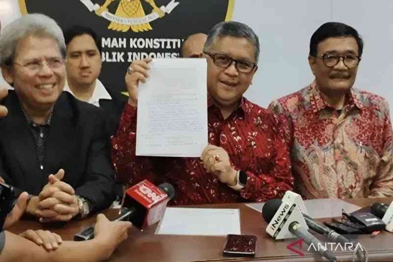 Sekjen PDI Perjuangan menunjukkan surat kuasa Megawati untuk MK sebagai Amicus Curiae (dok foto: ANTARA/Nadia Putri Rahmani)