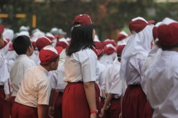 Ilustrasi siswa berbaris di lapangan sekolah. (Shutterstock via kompas.com)
