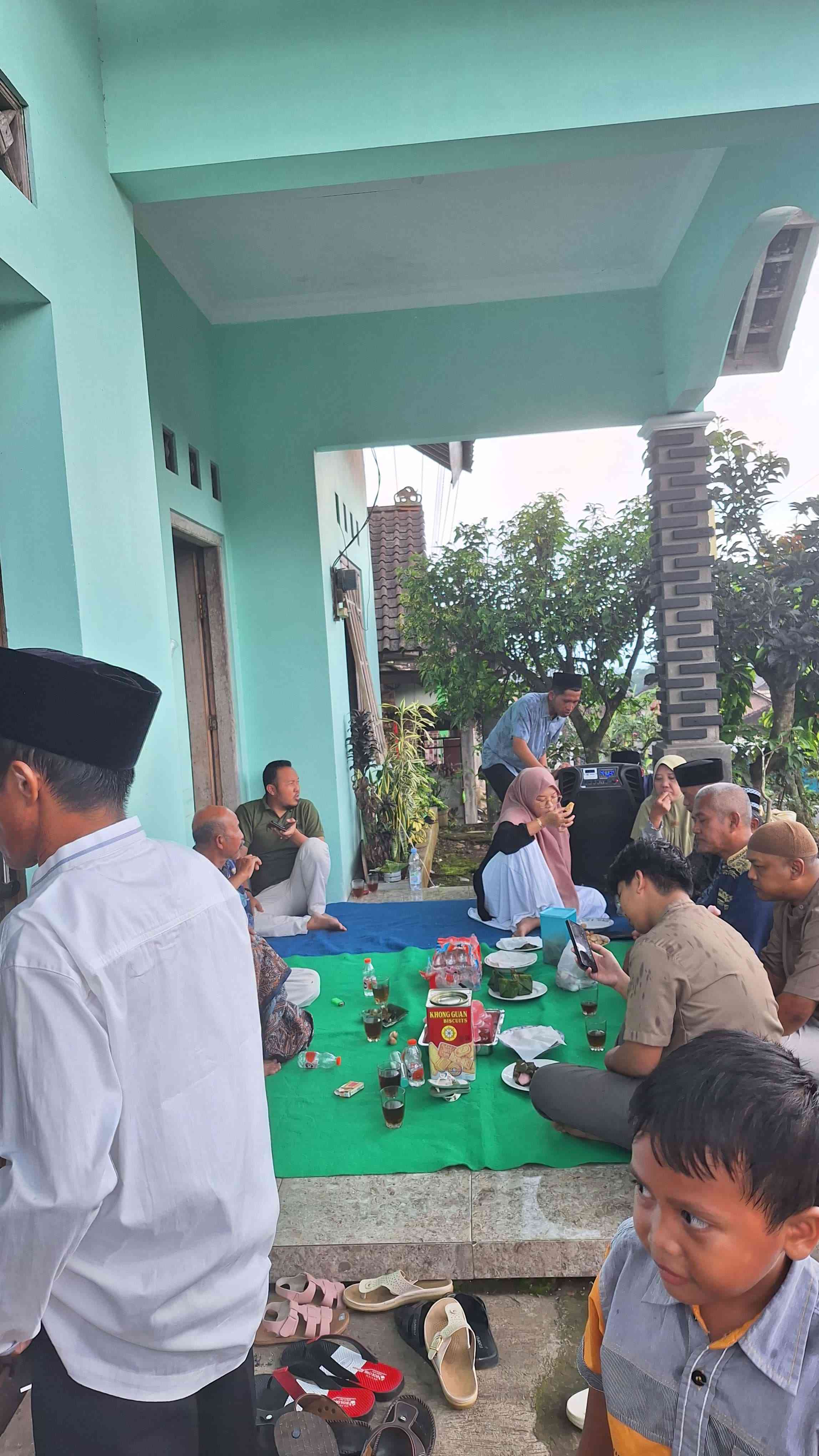 Suasana berkumpul saat acara halal bihalal  (Dokumentasi Pribadi)