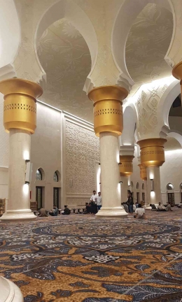 Suasana di dalam Masjid Raya Sheikh Zayed (Sumber:dokpri)