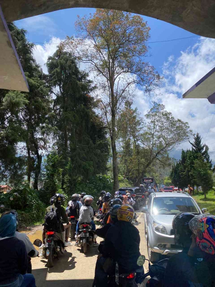 Kemacetan di jalan menuju ke Kawah Sikidang, Dieng (Dokumentasi Pribadi)