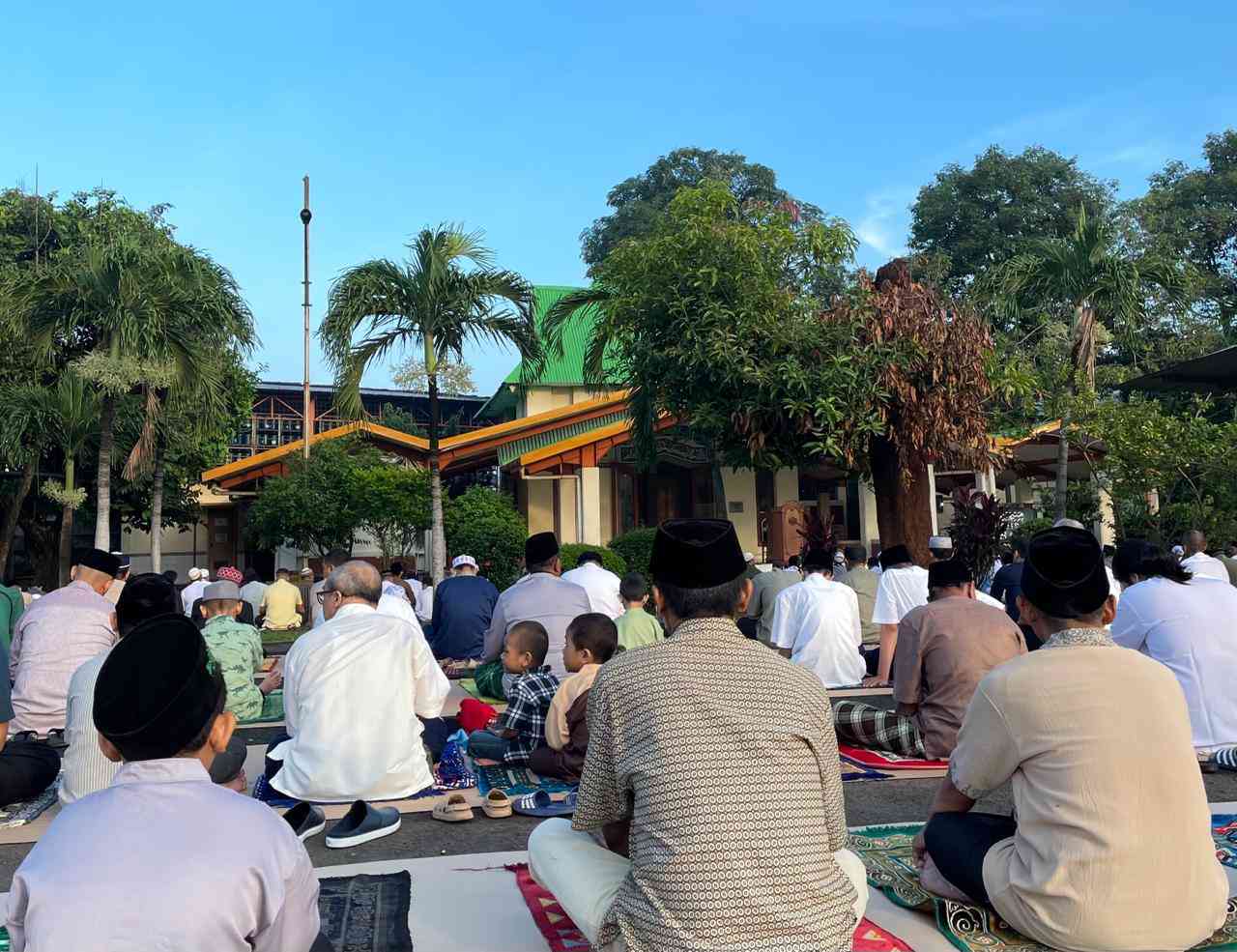 Salat Idul Fitri 1445 H di PT Guru Indonesia (Foto: Ferdhi Widhiartha)