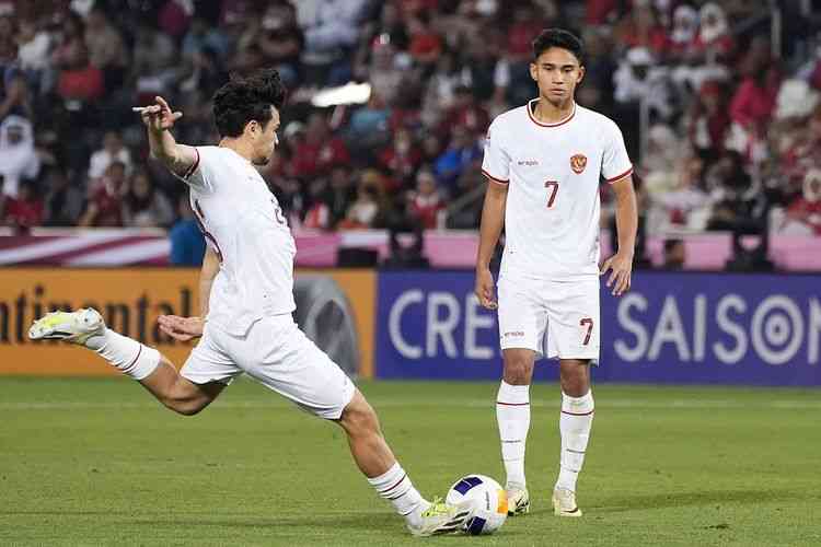 Nathan Tjoe dan Marselino Ferdinan melakukan tendangan bebas saat lawan Qatar U23, Senin (15/4/24) sumber: (Dok. PSSI) via kompas.com