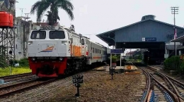 Kereta Api di Stasiun Sukabumi. Foto: @railfans_cianjur