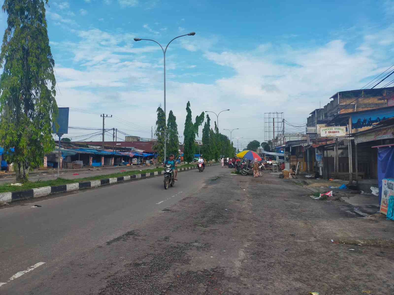 Gambar 7. Di dekat pasar, terlihat seorang pedagang yang masih menggelar dagangannya di pinggir jalan raya/dokpri