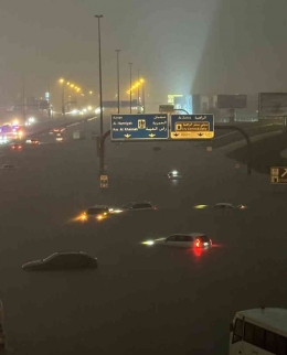 Banjir parah yang melanda Dubai.Foto: twitter.com/Josh001J/
