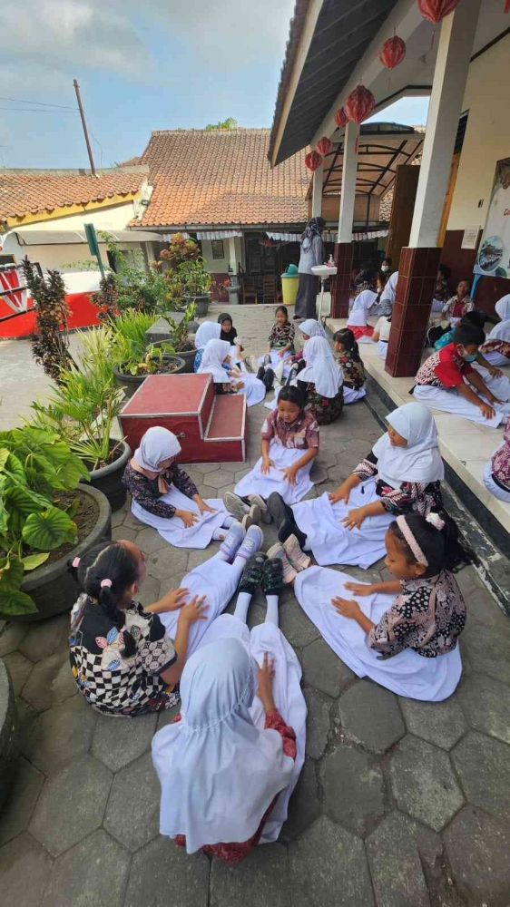 Selasa Jawa program untuk melestarikan nyanyian dan nyanyian khas Jawa. Berseragam atasan batik bebas dengan bawahan putih | Foto: Niken Kustanti