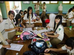 Seragam khaki untuk SMA di Kabupaten Madiun (dokpri: Priya Santosa)