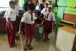Siswa dan Guru Bergotongroyong Membersihkan Lingkungan Sekolah. (Sumber: Antara Foto/Muhammad Adimaja via Kompas.com)
