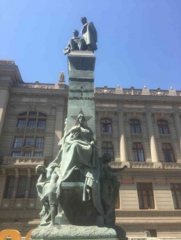 Patung di depan Mahkama Agung: dokpri