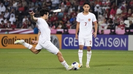 Dua pemain timnas U23 Indonesia, Nathan Tjoe-A-On dan Marselino Ferdinan, dalam laga kontra Qatar pada fase Grup A Piala Asia U23 2024. (Dok PSSI via Kompas.com)