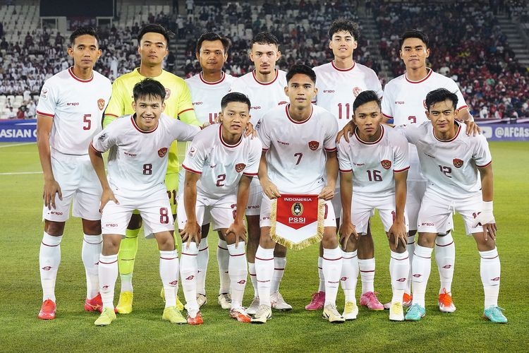 Timnas U23 Indonesia berfoto bersama saat melawan Qatar dalam fase Grup A Piala Asia U23 2024 yang berlangsung di Stadion Jassim Bin Hamad. (Dok PSSI via Kompas.com)