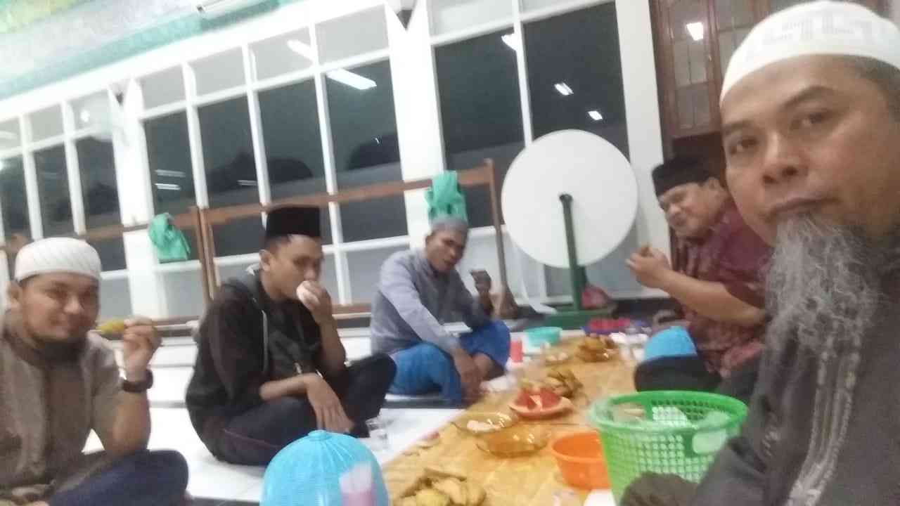 Gambar 2. Berbuka bersama jamaah masjid lainnya. Tebak saya yang mana ehehe?/dokpri