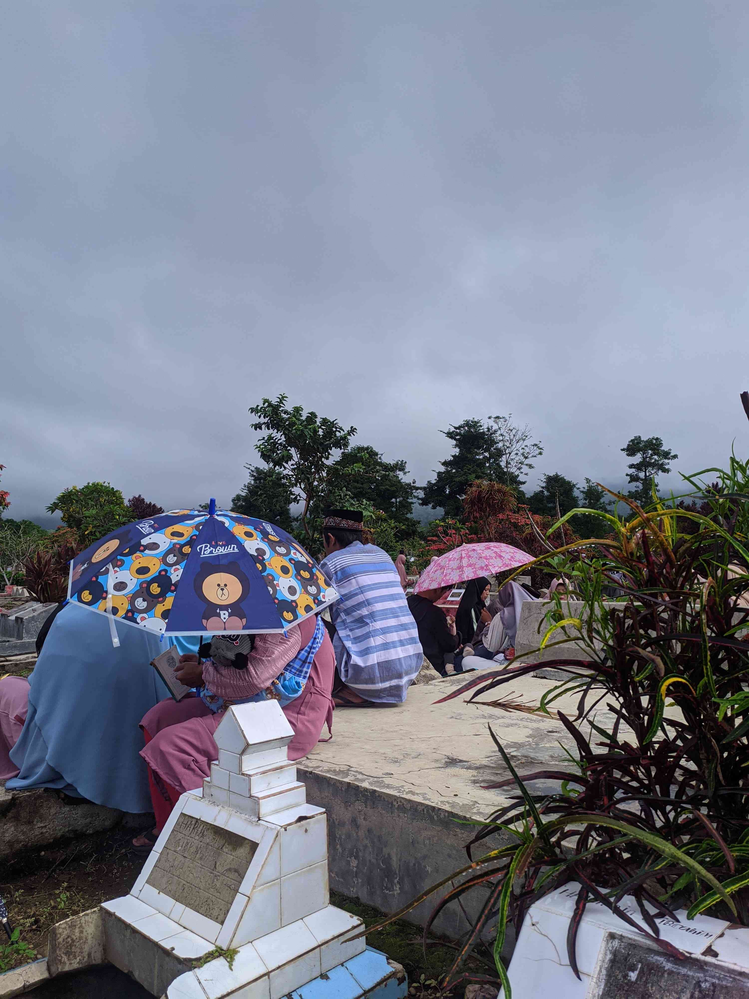 tradisi berziarah kubur di hari kedua Idul Fitri (Dok. Pribadi)