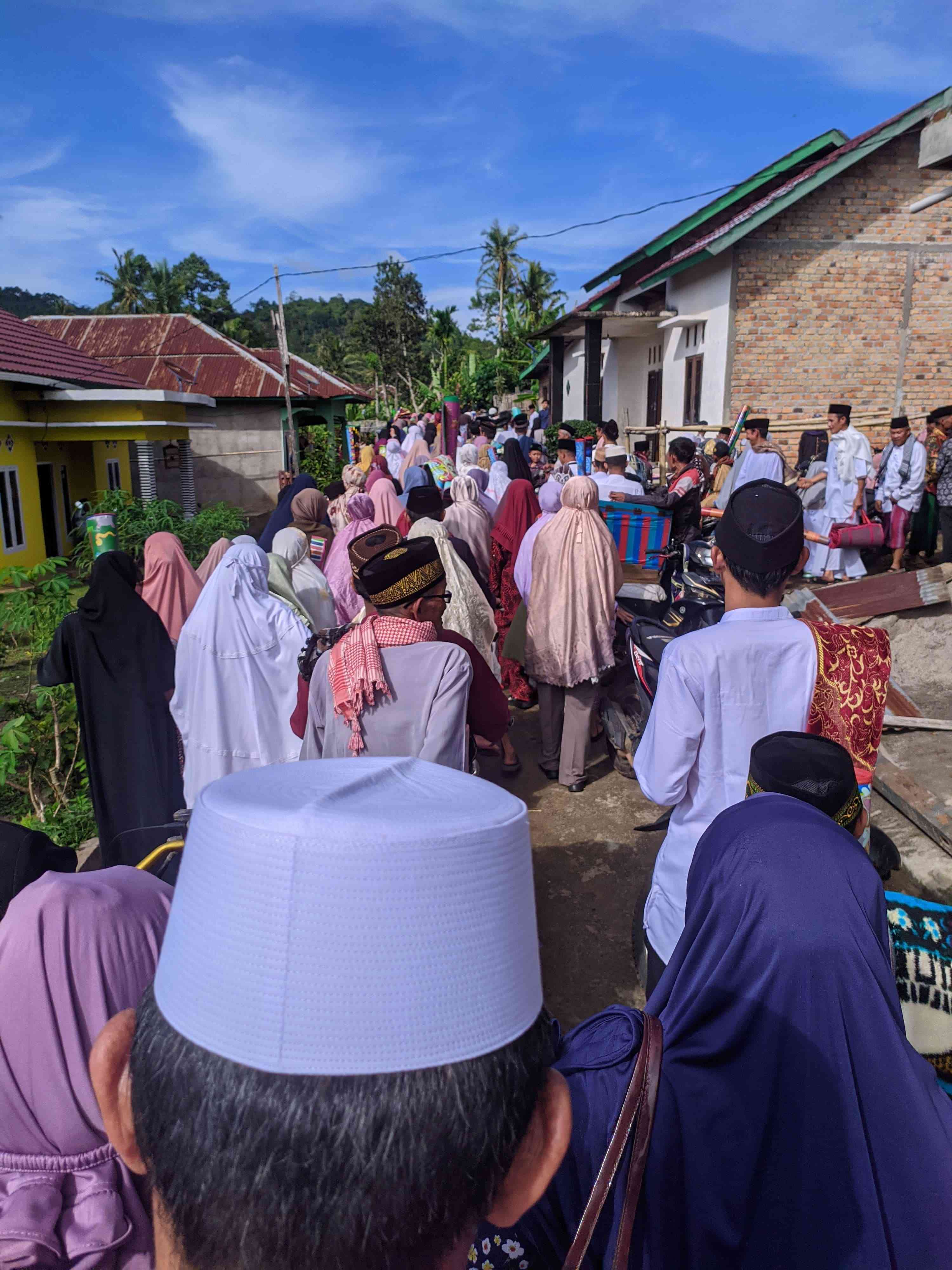 masyarakat menuju kediaman sanak keluarga yang dituakan untuk bermaaf-maafan (Dok. Pribadi)