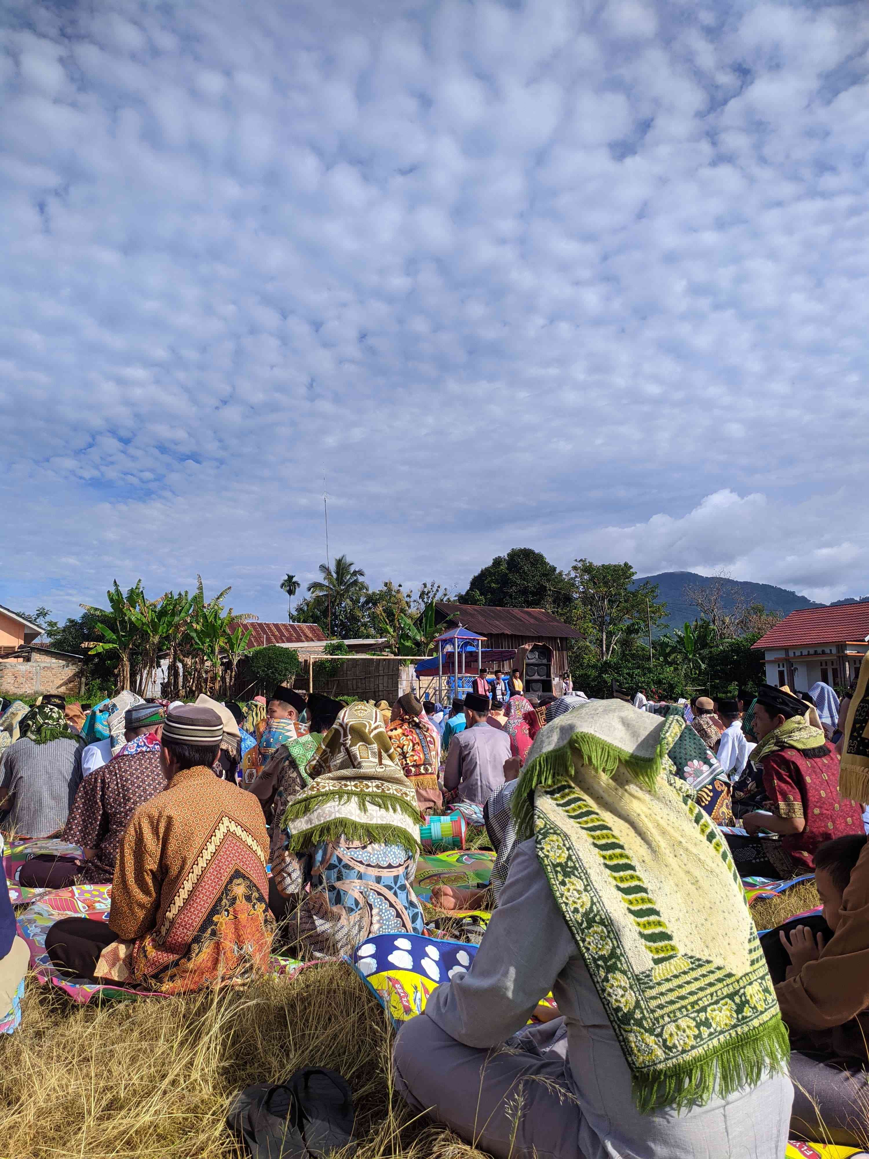 Pelaksanaan sholat Idul Fitri Berjamaah di lapangan (Dok. Pribadi)