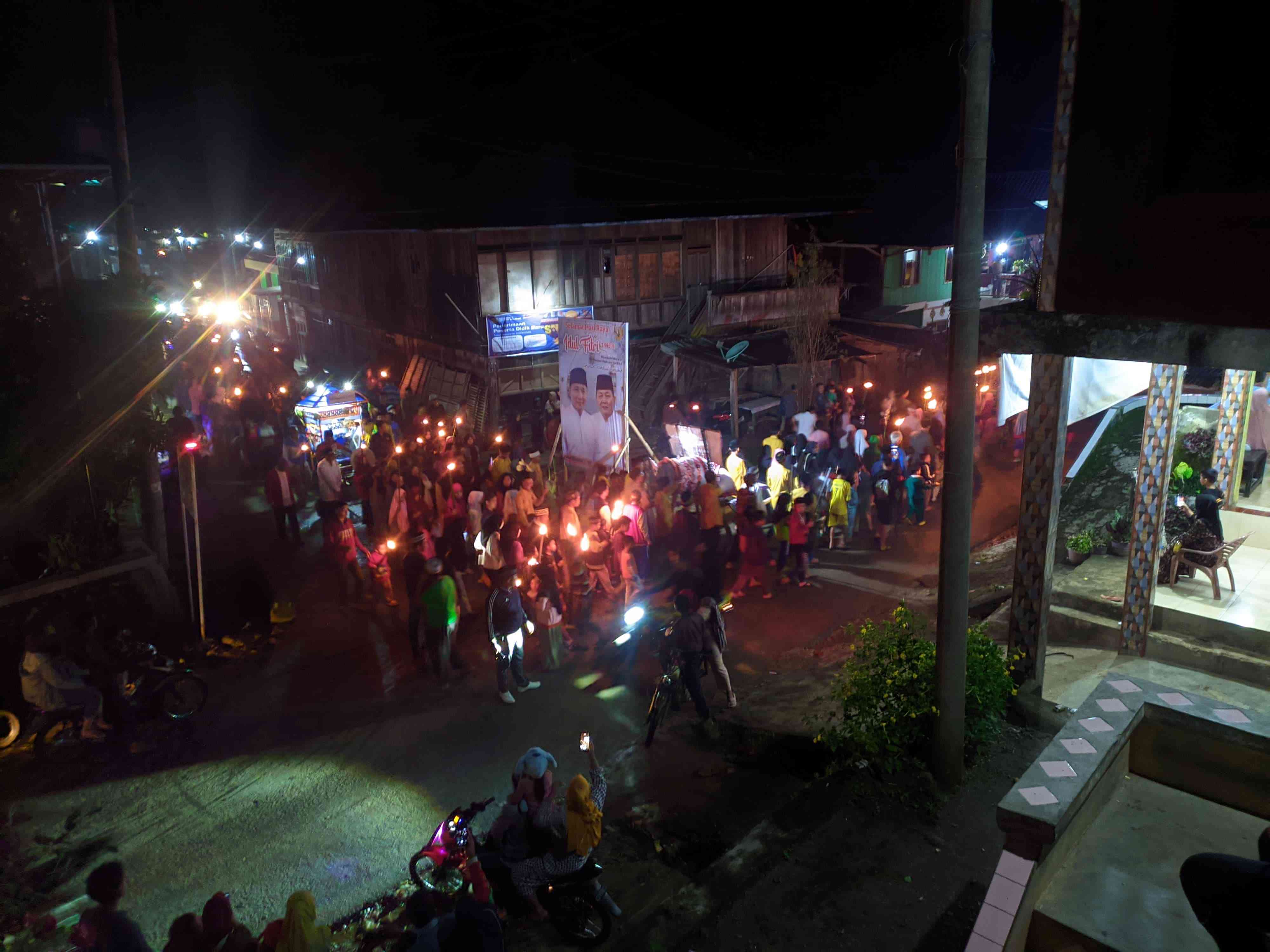 Pelaksanaan tradisi pawai obor (Dok. Pribadi)