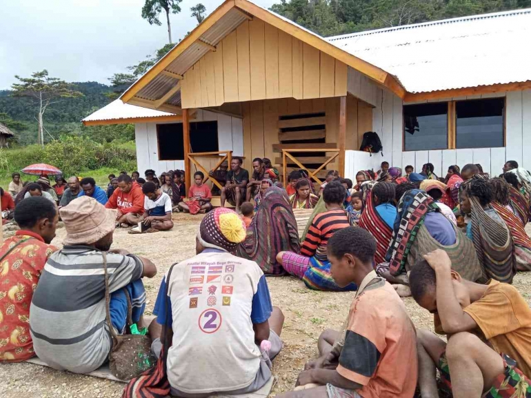 Orang-Orang Papua sedang berinteraksi, berkomunikasi dan berbahasa. Sumber gambar ilustrasi: SUARAPAPUA.COM