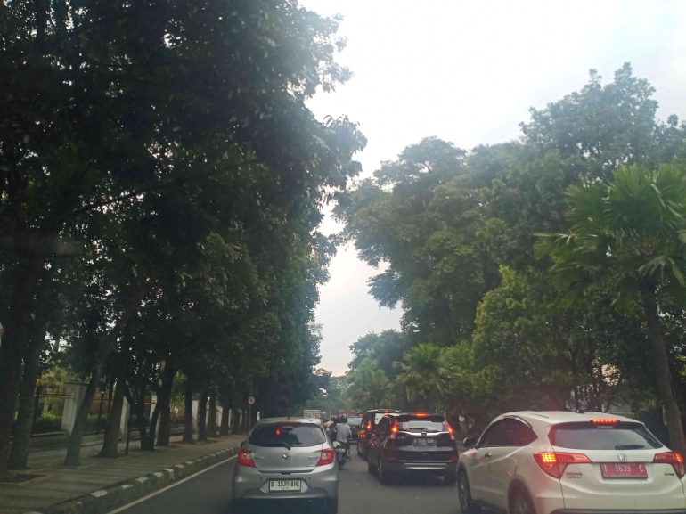 Suasana Jalan di Sekitar Taman Lansia Kota Bandung (Foto: Dok. Pribadi)