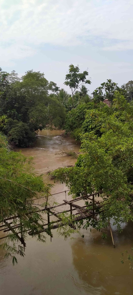 Sungai Batang Ulakan akhir-akhir ini sering meluap dan banjir yang menggenangi sejumlah pemukiman. (foto dokpri)