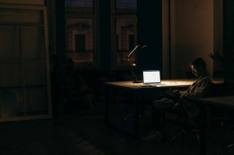Keheningan Malam: Menghadapi Diri Sendiri (Sumber: Pexels.com/cottonbro studio)
