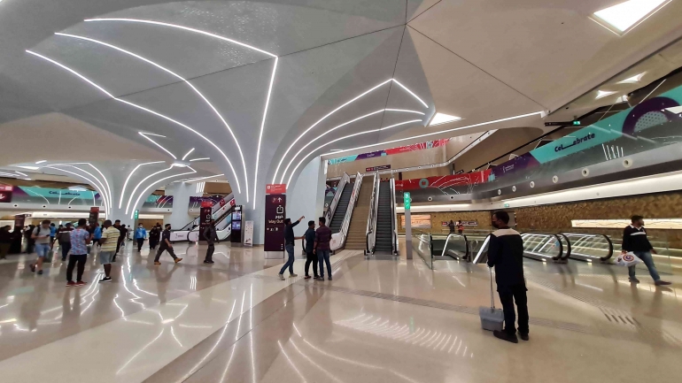 Suasana Stasiun Msheireb yang Menjadi Stasiun Terbesar pada Jaringan Metro Doha pada Penyelenggaran Piala Dunia FIFA 2022 (ARSIP PRIBADI)