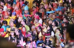 Karnaval pakaian adat sekarang (Sumber: Sindonews.com)