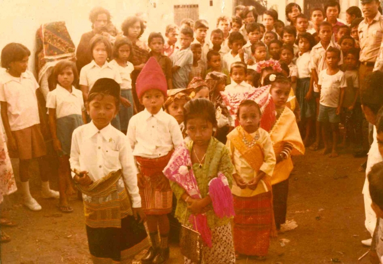 Karnval pakaian adat tahun 80-an (Dokumentasi pribadi)