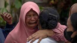 Ilustrasi warga yang silaturahmi ke tetangganya diiringi dengan berurai air mata. Sumber: https://news.detik.com